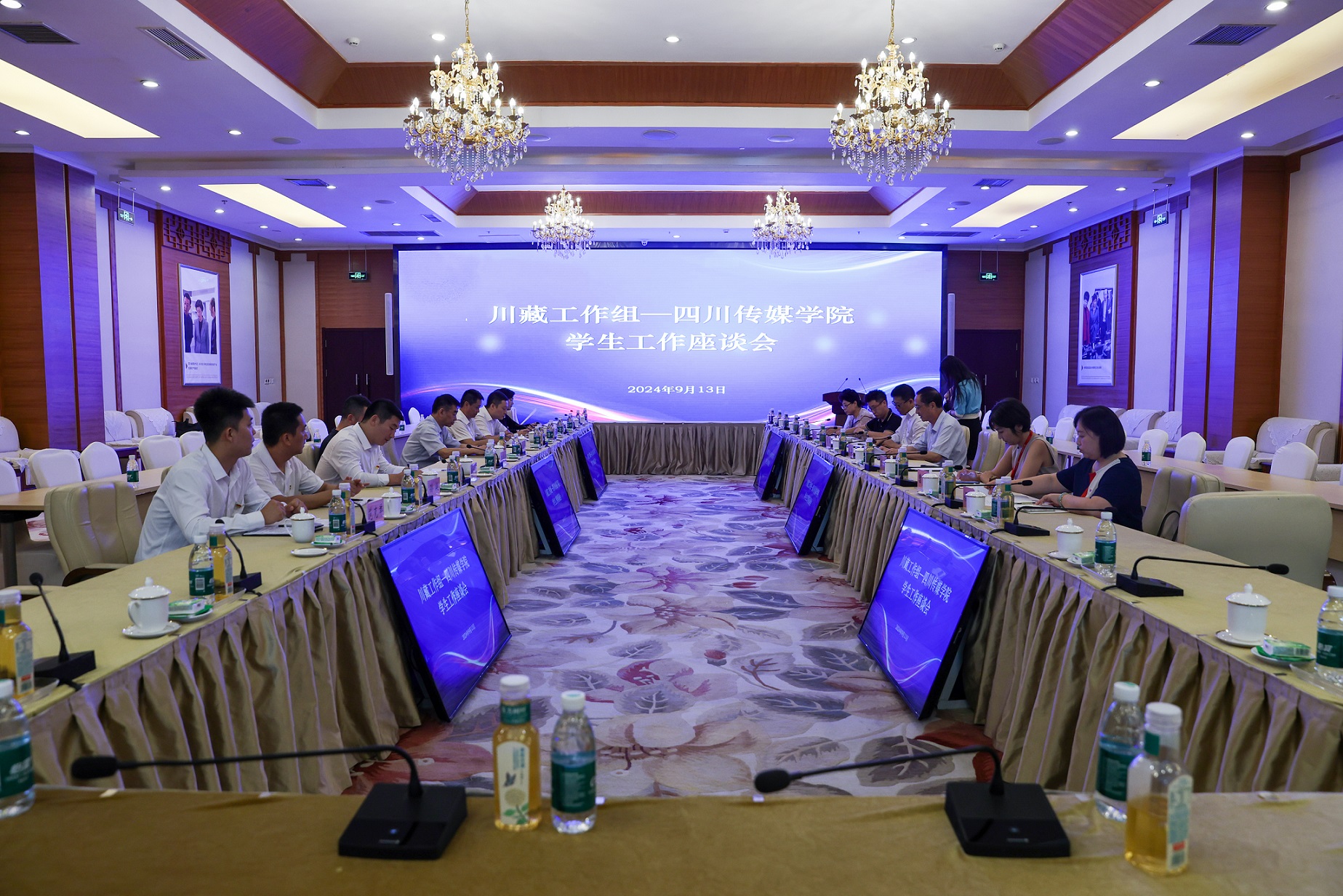 川藏工作组一行来访四川传媒学院，召开少数民族学生工作座谈会