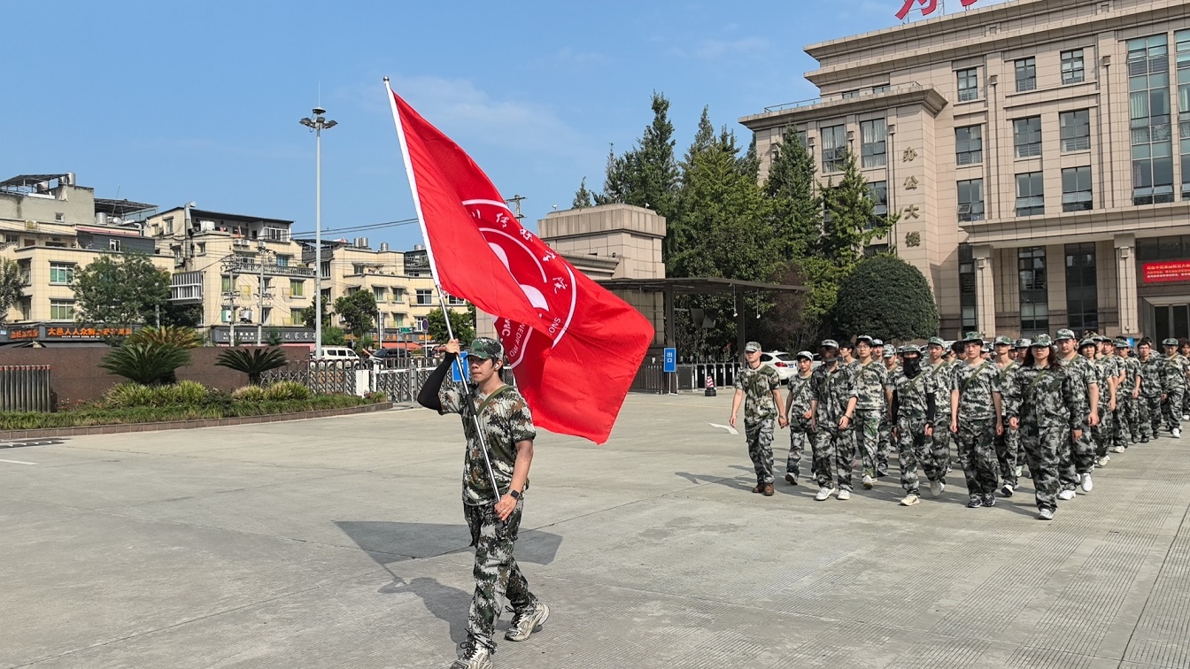 2024 级新生军训：体能拉练与模拟射击展现顽强毅力